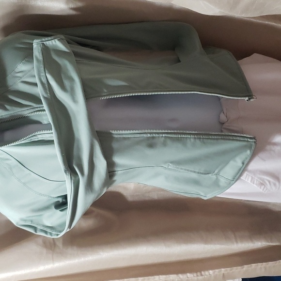 Yogalicious Lux. Pastel Sage Green Jacket; Butter Soft; Full Zip. EUC Size XS - Picture 9 of 14